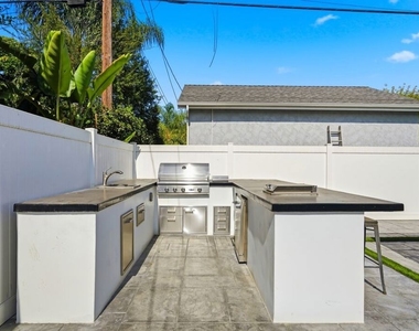 5735 Saloma Avenue - Photo Thumbnail 15