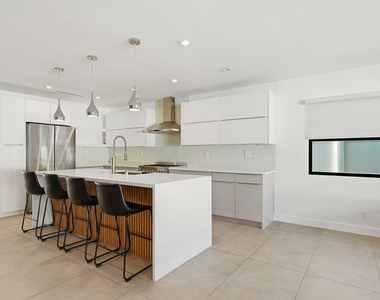 5735 Saloma Avenue - Photo Thumbnail 9