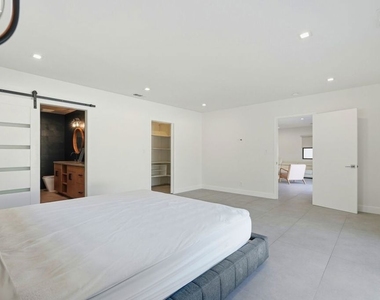 5735 Saloma Avenue - Photo Thumbnail 36