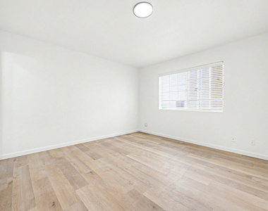 1820 S Barrington Avenue - Photo Thumbnail 11