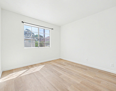 1820 S Barrington Avenue - Photo Thumbnail 8