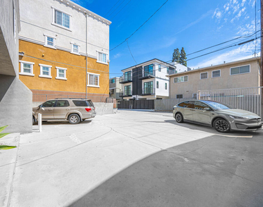 1820 S Barrington Avenue - Photo Thumbnail 17