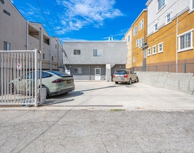 1820 S Barrington Avenue - Photo Thumbnail 18