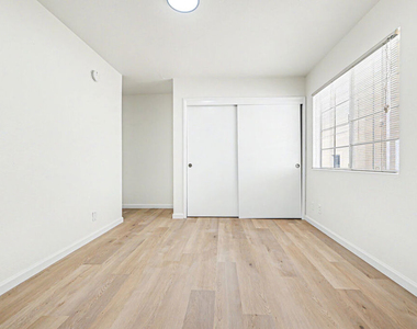 1820 S Barrington Avenue - Photo Thumbnail 15