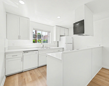 1820 S Barrington Avenue - Photo Thumbnail 5