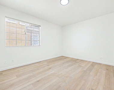 1820 S Barrington Avenue - Photo Thumbnail 14
