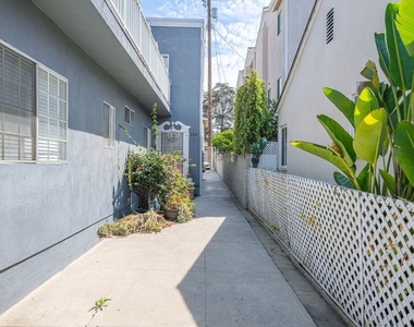 1820 S Barrington Avenue - Photo Thumbnail 16