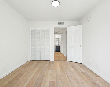 1820 S Barrington Avenue - Photo Thumbnail 9