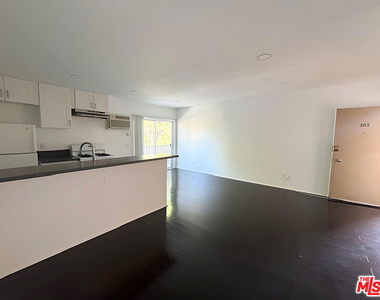 245 S Rampart Boulevard - Photo Thumbnail 16