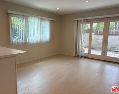 16699 Morrison Street - Photo Thumbnail 3