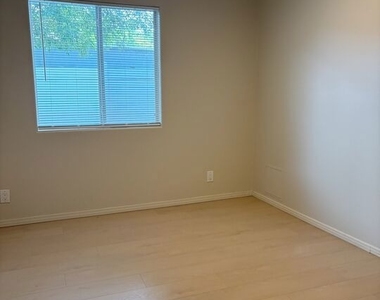 16699 Morrison Street - Photo Thumbnail 6