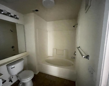 9229 Regents Rd - Photo Thumbnail 5