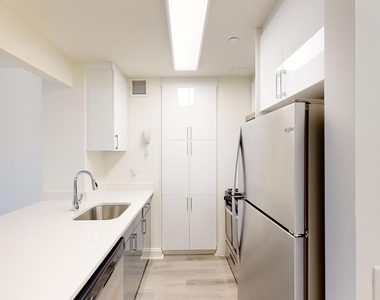 10 Hanover Square - Photo Thumbnail 1