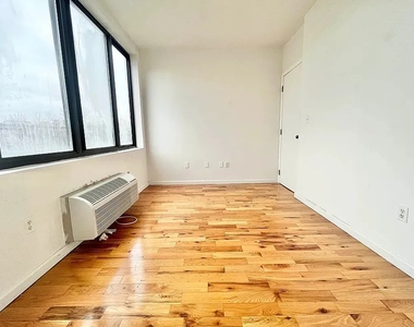 324 Melrose Street - Photo Thumbnail 4