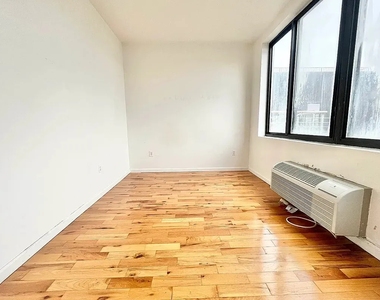 324 Melrose Street - Photo Thumbnail 5
