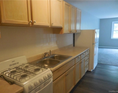 41 Willow Avenue - Photo Thumbnail 7