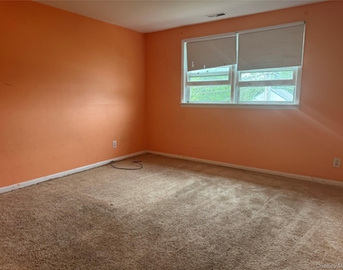 124 Parkdale Drive - Photo Thumbnail 3