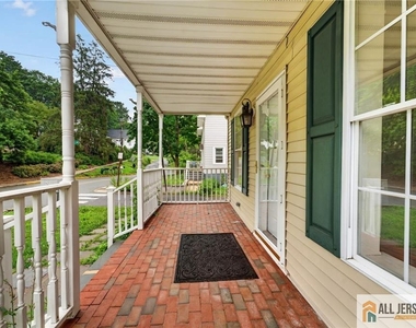 42 Main Street - Photo Thumbnail 2