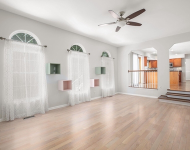 10205 N Hampton Lane - Photo Thumbnail 3