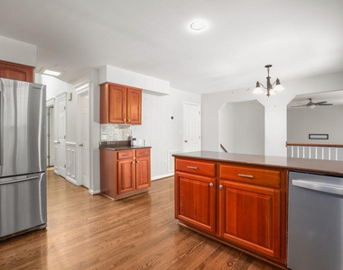 10205 N Hampton Lane - Photo Thumbnail 12
