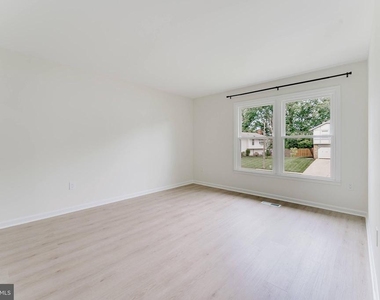 7107 Sontag Way - Photo Thumbnail 19
