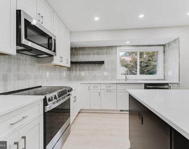 7107 Sontag Way - Photo Thumbnail 14