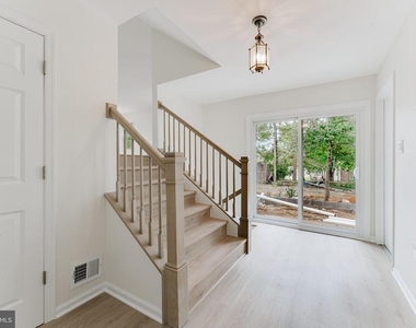 7107 Sontag Way - Photo Thumbnail 17