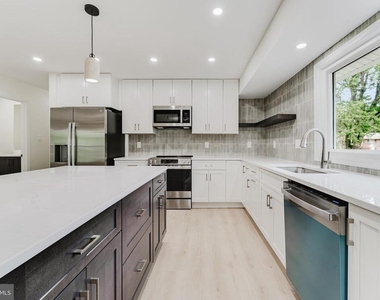 7107 Sontag Way - Photo Thumbnail 7