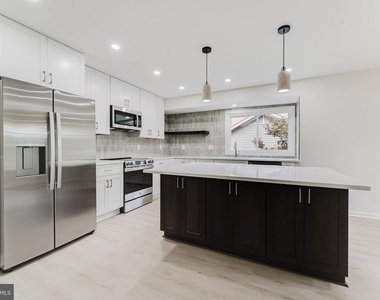 7107 Sontag Way - Photo Thumbnail 4