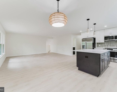 7107 Sontag Way - Photo Thumbnail 13