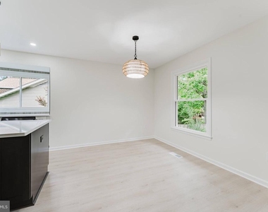 7107 Sontag Way - Photo Thumbnail 6