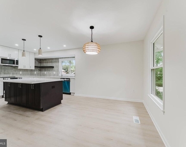 7107 Sontag Way - Photo Thumbnail 12
