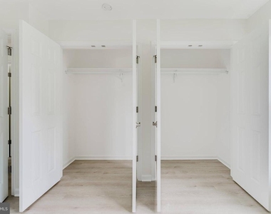 7107 Sontag Way - Photo Thumbnail 23