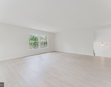 7107 Sontag Way - Photo Thumbnail 10