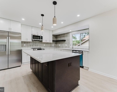 7107 Sontag Way - Photo Thumbnail 8