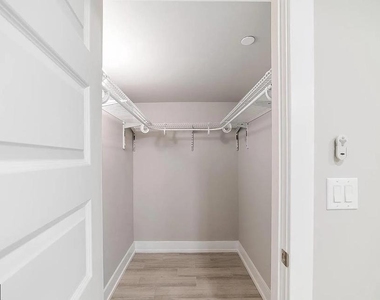 1524 W Stiles Street - Photo Thumbnail 8