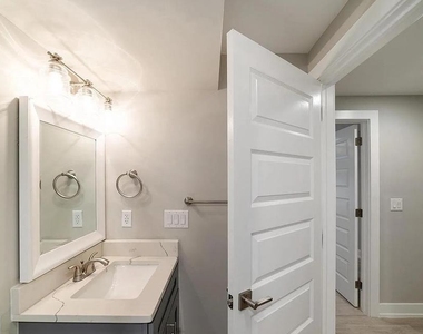 1524 W Stiles Street - Photo Thumbnail 6