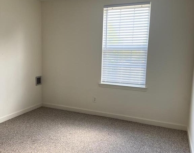 131 Roosevelt Blvd - Photo Thumbnail 6