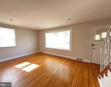 147 Russell Avenue - Photo Thumbnail 3