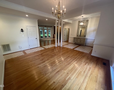 205 Berry Hill - Photo Thumbnail 5