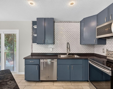 906 Vandora Avenue - Photo Thumbnail 3