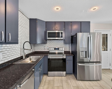 906 Vandora Avenue - Photo Thumbnail 2