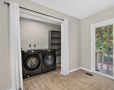 906 Vandora Avenue - Photo Thumbnail 12