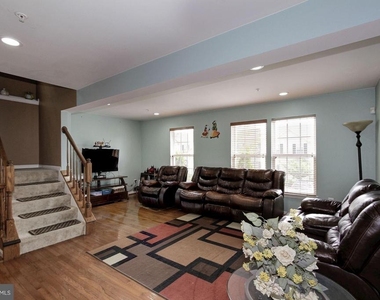 7055 Oak Grove Way - Photo Thumbnail 9
