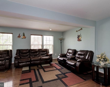 7055 Oak Grove Way - Photo Thumbnail 8