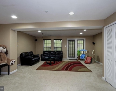 7055 Oak Grove Way - Photo Thumbnail 4