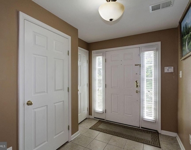 7055 Oak Grove Way - Photo Thumbnail 2