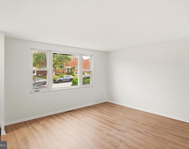 926 Regina Drive - Photo Thumbnail 3