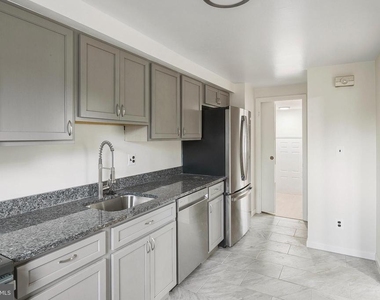 926 Regina Drive - Photo Thumbnail 8