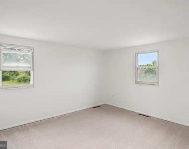 926 Regina Drive - Photo Thumbnail 10